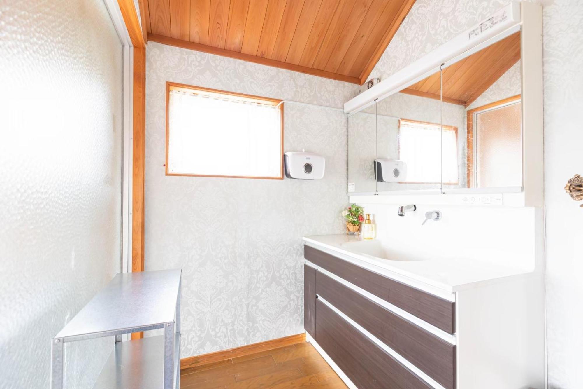Holiday home 雨でも炭でbbqが出来る/プール付き!max12名/駐車2台可能! Shirahama